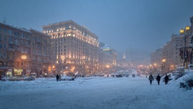 Зимний вид центра Киева с людьми на площади
