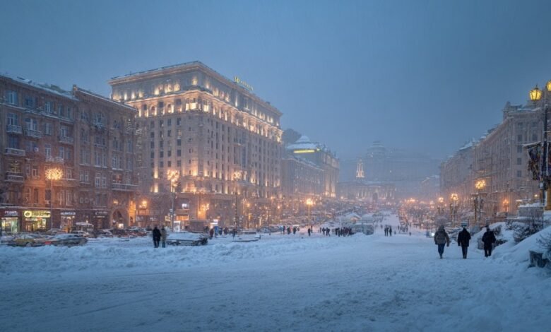 Зимний вид центра Киева с людьми на площади