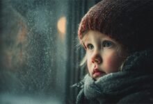 Ребёнок у окна в морозную погоду