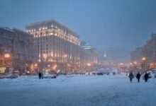 Зимний вид центра Киева с людьми на площади