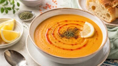 Mercimek Çorbası: Ingredients, Taste, Texture and Serving Styles 86 Traditional mercimek çorbası with red lentils, lemon, pepper oil, herbs and fresh bread