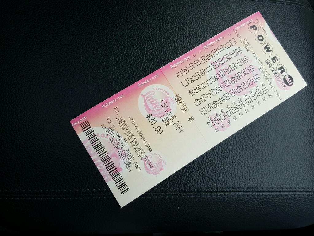 старые билеты, с невыигрышными комбинациями оставляют на память об участии в национальной лотерее powerball